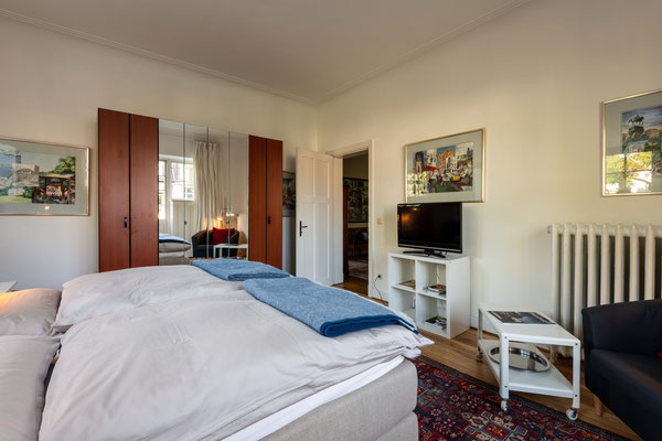 Schlafzimmer mit Boxspringbett