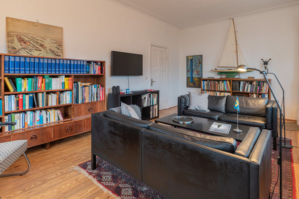 Wohnzimmer mit Balkon