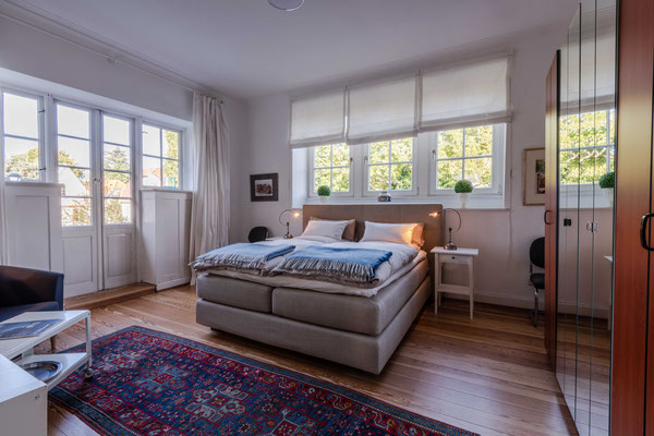 Schlafzimmer mit Boxspringbett