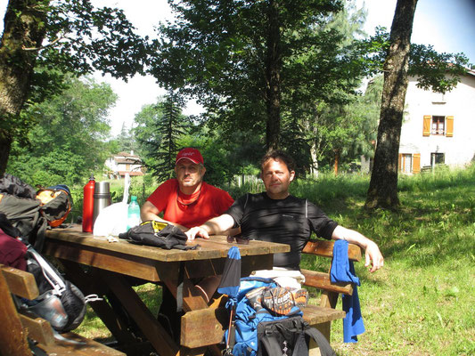 Pose café à coté de la chapelle de Guirande