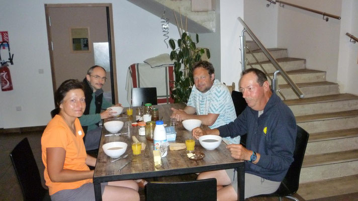 Petit déjeuner avec Jacques et Bernadette à Poudally