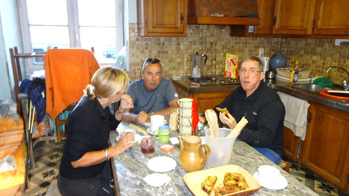 Joëlle, Jacky et Michel au peit déjeuner dans la boulangerie