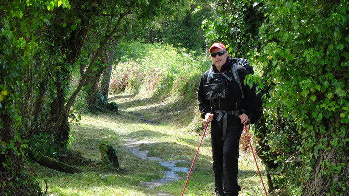 Philippe dans un petit chemin qui sent bon la noisette