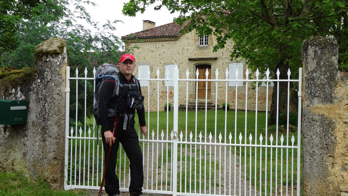 Philippe devant une maison typique de la région 