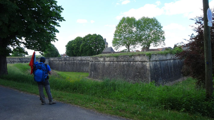 Thierry devant les remparts de Navarrenx