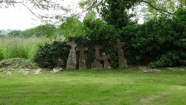 Des stèles à coté de l'abbaye notre dame