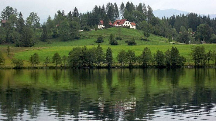 Blick über den Gleinkersee zu einem Gasthof in der Nähe des Sees
