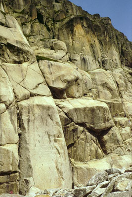 Die mit Leitern und eisernen Haltestangen versehene Steiganlage durch die Felsflanke. 