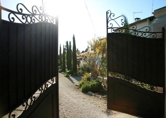 portail entrée chambre d'hôtes mas de l'Estello saint rémy de provence