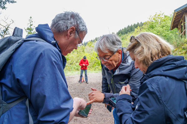 Wegeplanung mit dem Smartphone (Foto: H. Budig)