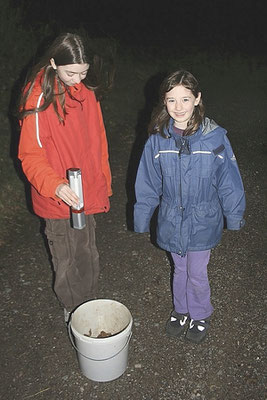 Die Sammlerinnen Hanna  und Laura. (Foto: R. Drös)