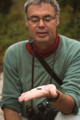 Exkursionsleiter mit Blauflügelige Ödlandschrecke (Foto: Svenja Spannagel)