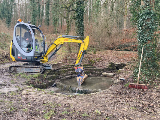 Vertiefung des Karlsbrunnenbeckens mit dem Minibagger durch den Bauhof am 28.01.25 (Foto: B. Künzig)