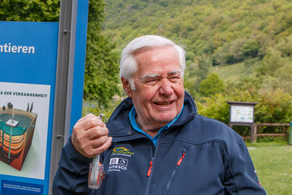 Ranger Karl erklärt etwas zur Erdgeschichte (Foto: B. Budig)