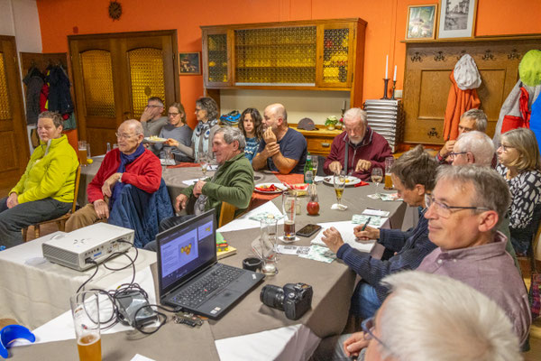 Das Publikum lauscht gespannt (Foto: H. Budig)