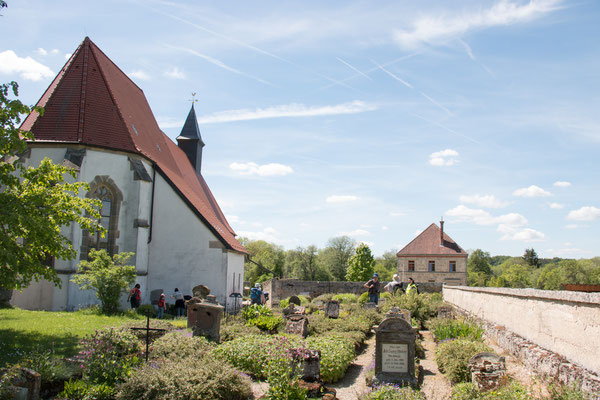 Kirch mit Friedhof in Gruorn /Foto: B. Budig