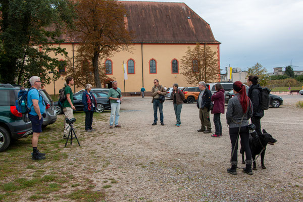 Der Parkplatz als Treffpunkt (Foto: B. Budig)