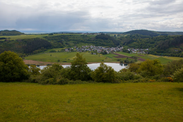 Blick auf Meerfeld und das Maar (Foto: B. Budig)