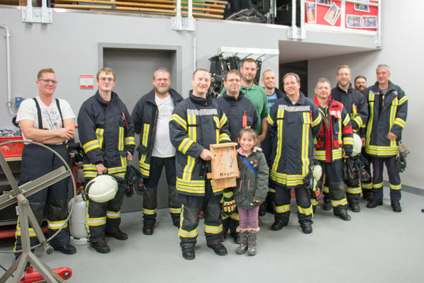 Übergabe eines Fledermauskasten (Foto: B. Budig)