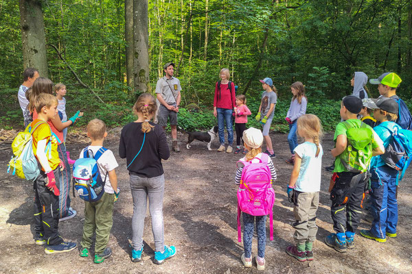 Mit Förter Künzig und Hündin Elsa unterwegs im Wald (Foto: Christa Braun)