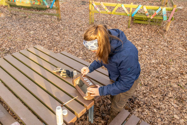 Jeder Nistkasten wird eindeutig beschriftet (Foto: B. Budig)
