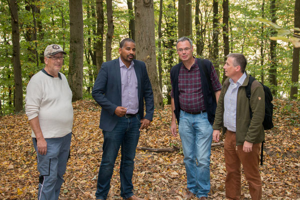 Bürgermeister John Ehret zusammen mit Bernhard Budig, Rainer Drös und Wolfgang W. (Foto: M. Budig)