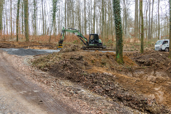 Bagger an der Abzweigung zum Höhenweg (Foto: H. Budig)