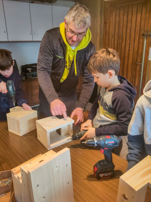 Unter Anleitung wird fleißig gewerkelt. (Foto: Christa Braun)