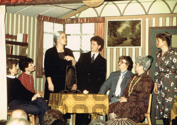 1985 "Krach im Landhaus Kunigunde" // v.l.: Irmgard Hampel, Gisela Schusser, Hanna Beneke, Karin Dammerz, Magdalene Migdalek