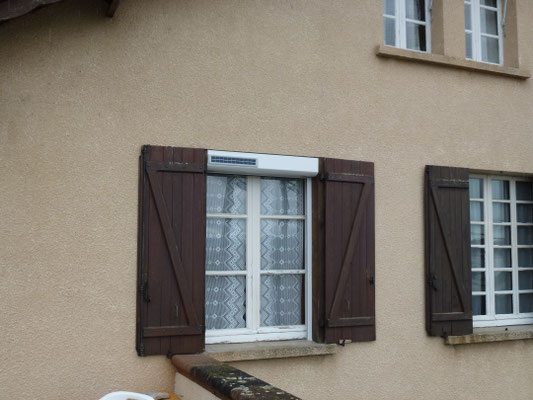 Maison après intervention volet roulant solaire vue côté.