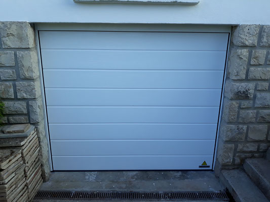 Pose porte de garage en ALU blanc.