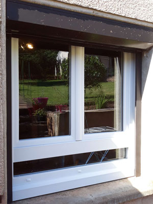Fenêtre de cuisine PVC après intervention avec partie fixe pour le robinet - vue extérieure.