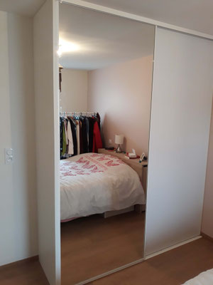 Aménagement dressing + porte fermée avec miroir sur une porte