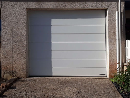 Porte de garage électrique vue extérieur.