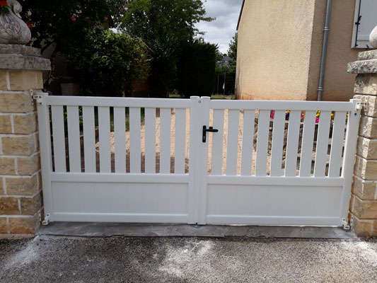 Portail de clôture PVC après intervention - vue jardin.