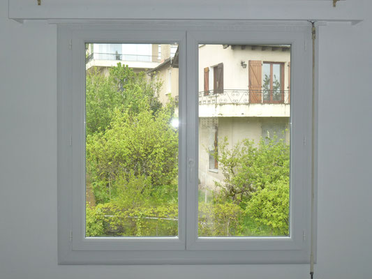 Pose de nouvelle fenêtre en PVC avec option habillage grille d'aération, vue intérieur.