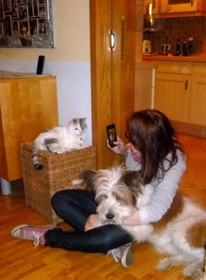 Annika mit Katz und Hund...