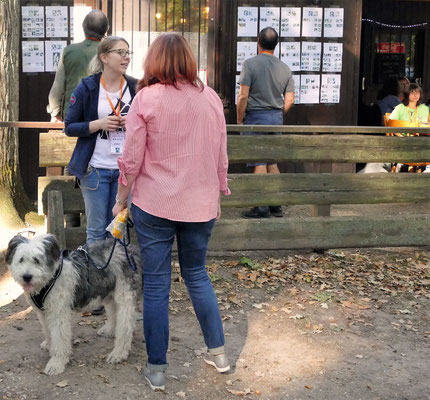 Foto: Michaela Hilburger. Annika unterhält sich mit dem Frauchen von "ihrem" Eminem (Lucky).