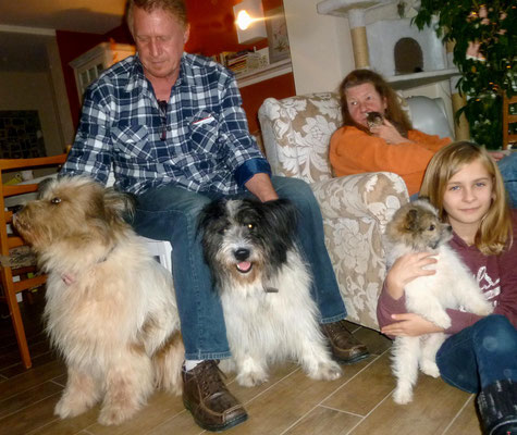 mit ihrer Familie und Kumpeline Bella.