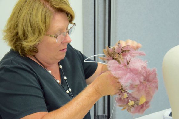 Workshop Un Bouquet des Fleurs Federnblumen. Foto © Christine Rohr Master Milliner & Academy