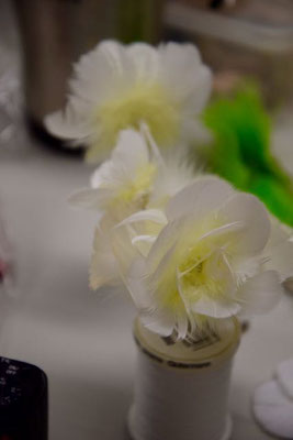 Workshop Un Bouquet des Fleurs Federnblumen. Foto © Christine Rohr Master Milliner & Academy