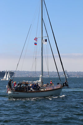 Auf der anderen Seite des Schiffes steht "Jesus rettet", da tuckert noch mitten im Armeeverkehr eine verirrte Bibelgruppe rum....