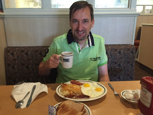 Ausnahmsweise mal kein Joghurt mit Früchten und Flocken....heute gibt's Frühstück im IHOP!