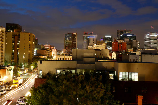 Ausblick aus unserer Wohnung ins eindunkelnde San Diego!