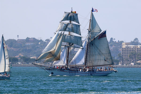 Die Irving Jonson wurde 2003 in Kalifornien gebaut und segelte extra von Los Angeles an die Parade nach San Diego.