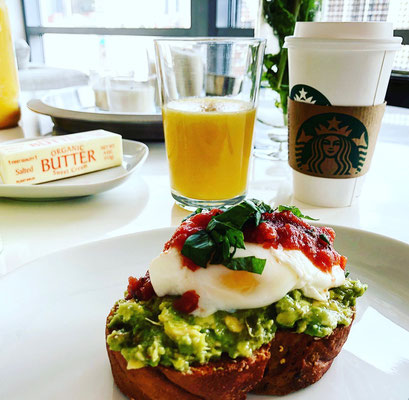 Selbstgemachter Avo Toast und Kaffee von Starbucks, so kann der Tag beginnen!