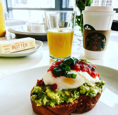 Selbstgemachter Avo Toast und Kaffee von Starbucks, so kann der Tag beginnen!