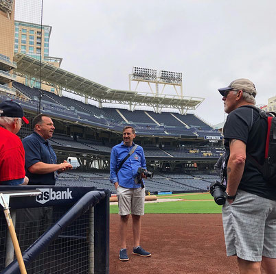 An der Ballpark Tour erklärt uns Jim alles ganz genau! Wir stehen dort wo sonst die Spieler stehen!