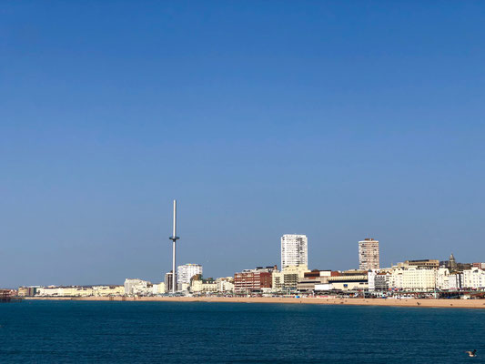 Blick auf die City vom Pier aus, im Hintergrund der i360!