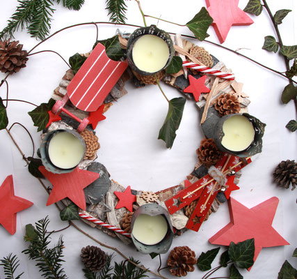 Holzkranz für die Adventszeit in 36 cm Durchmesser mit vier silberfarbenen Teelichthaltern und roter Weihnachtsdeko.